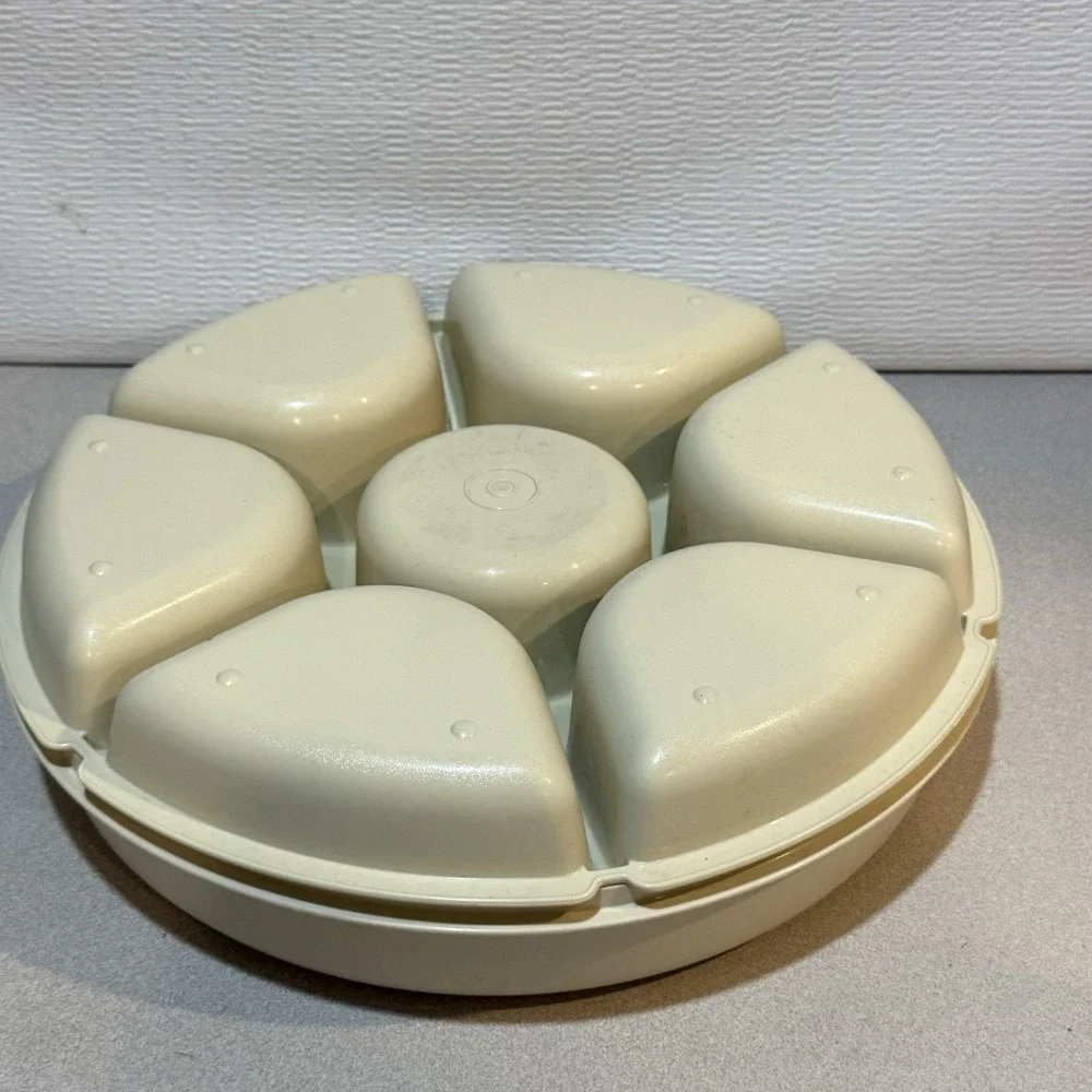 TUPPERWARE Serving Center‎ 6-Part Divided Party Veggie Snack & Dip Tray